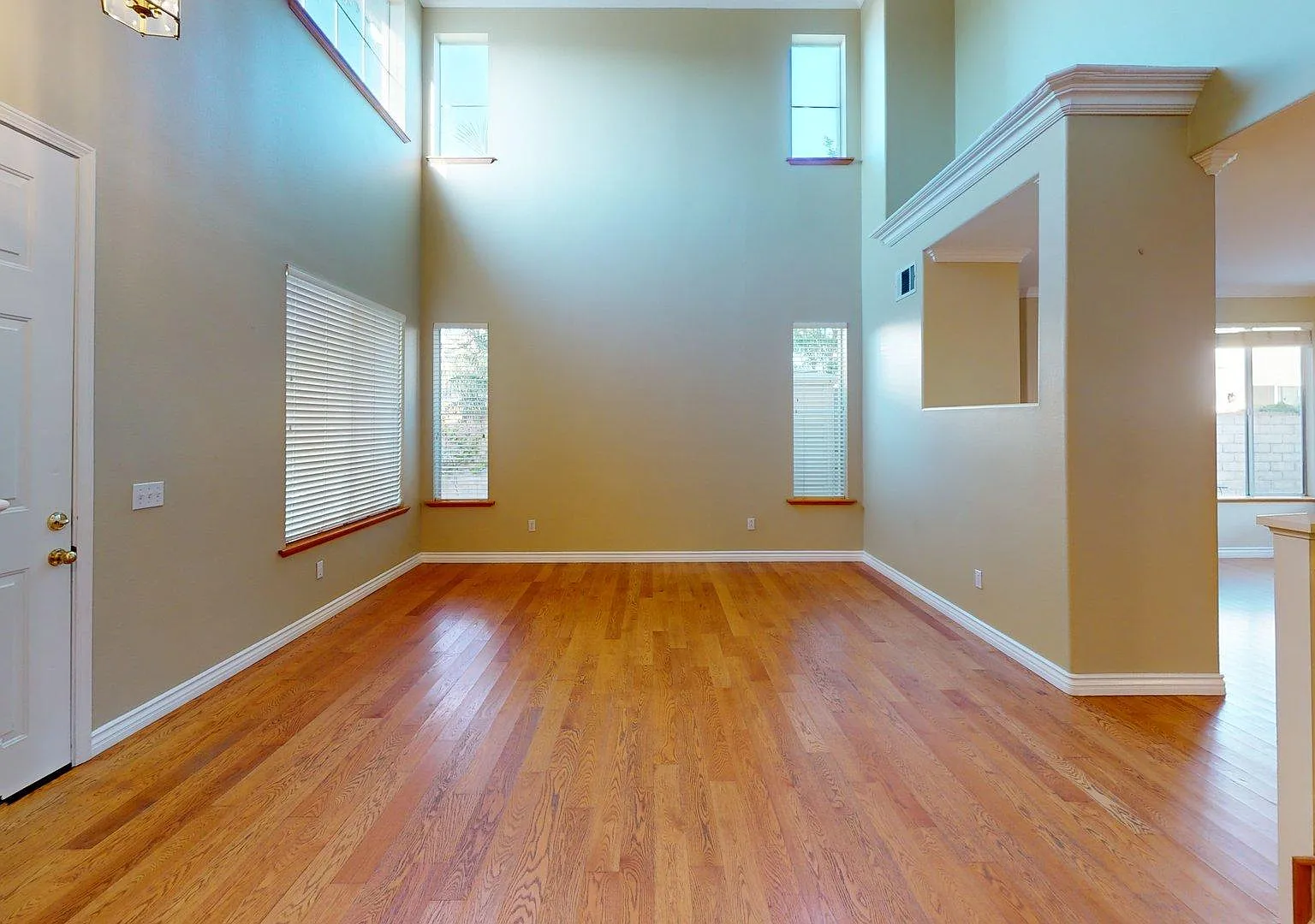 4 bed, 2166 sqft, $4,450 — Photo 4