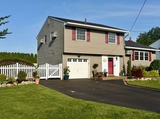 22 Catherine Dr, Selden, NY