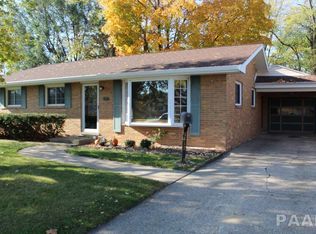 1417 W Shore Dr, Pekin, IL