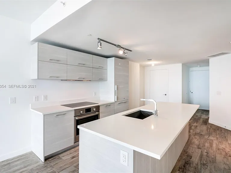 650 NE 32nd St #1305 — Photo 8