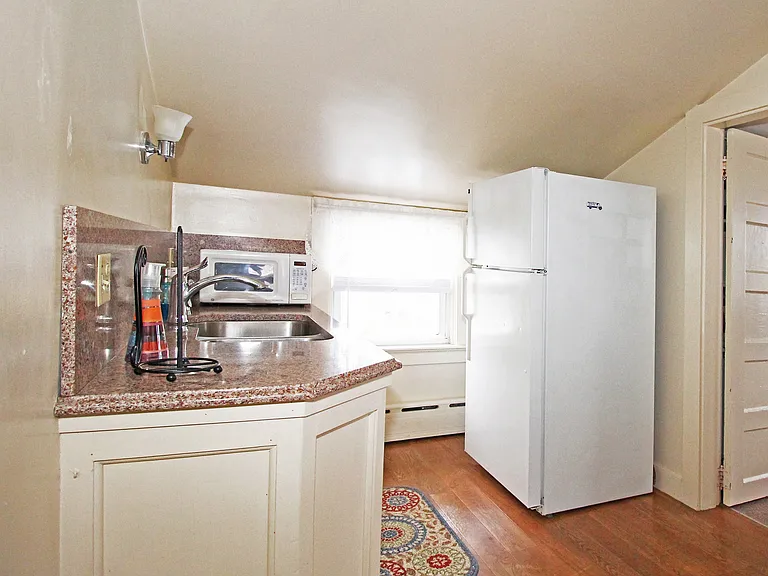 563 Aquidneck Ave — Photo 11
