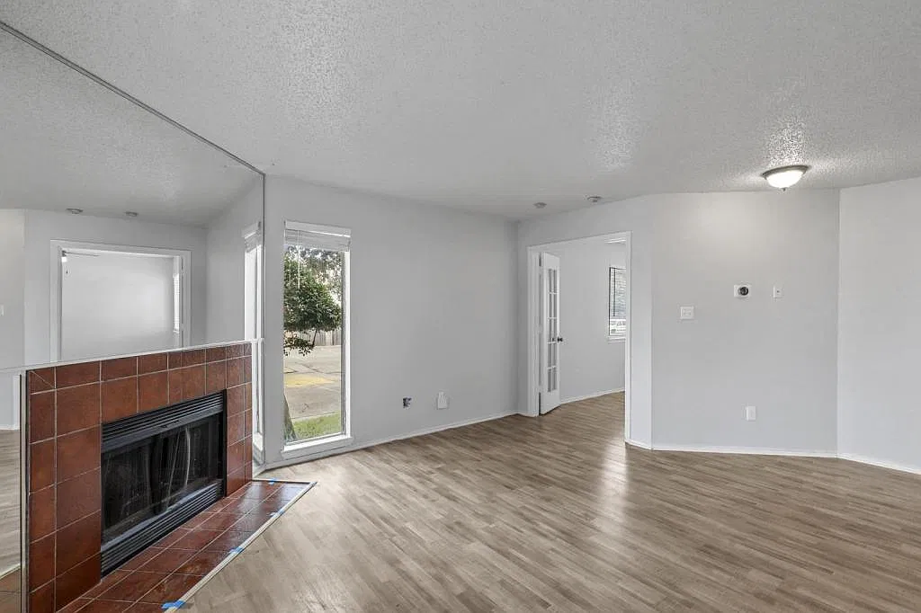 2300 Bamboo Dr — Photo 2