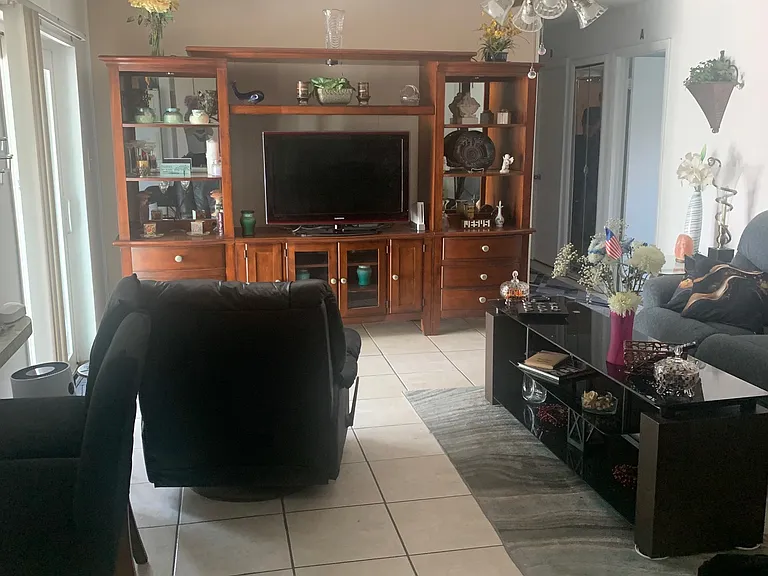 309 McClintock St — Photo 3