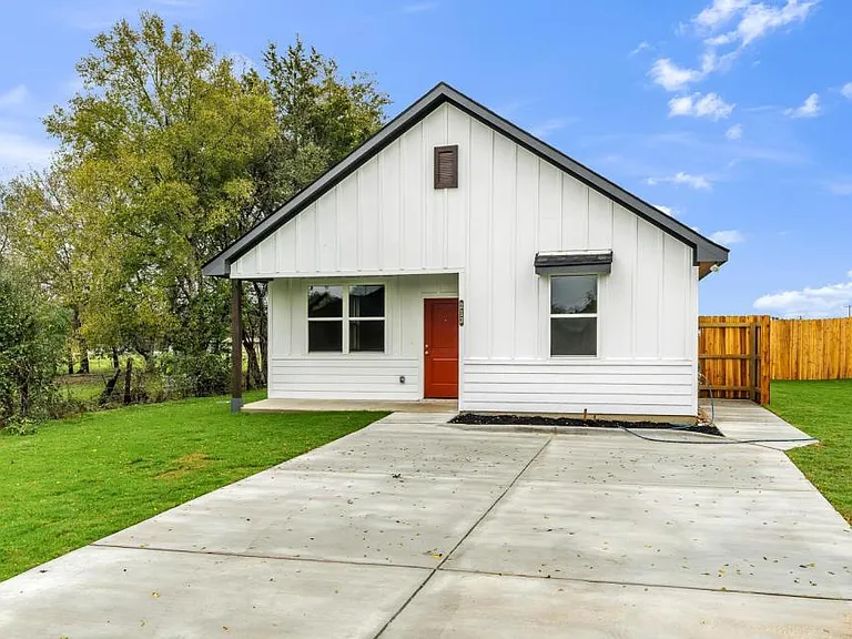 317 W Martin Luther King Dr — Photo 3