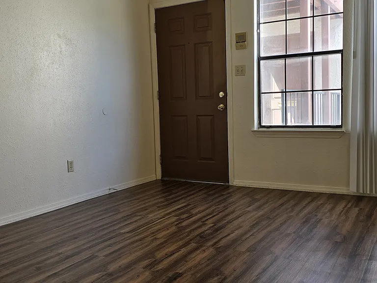 Updated Downtown 1 Bed w/ free WIFI & Gated Parking — Photo 29