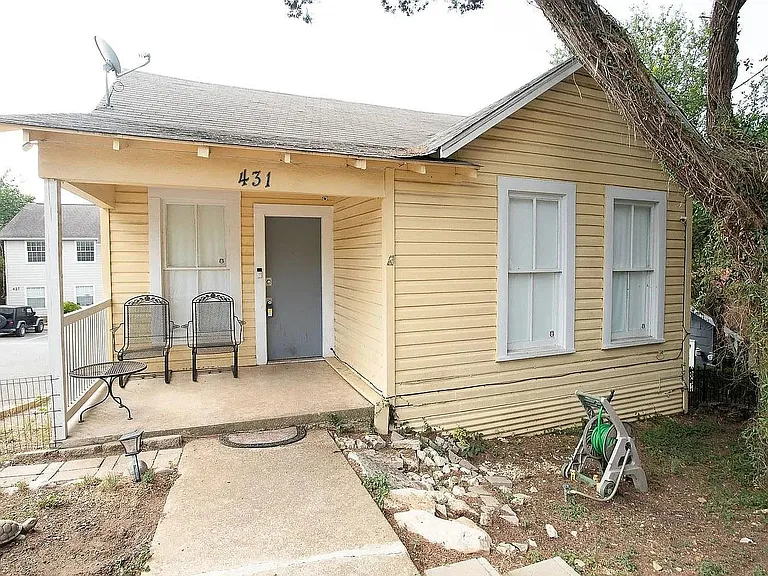 431 Lindsey St — Photo 2