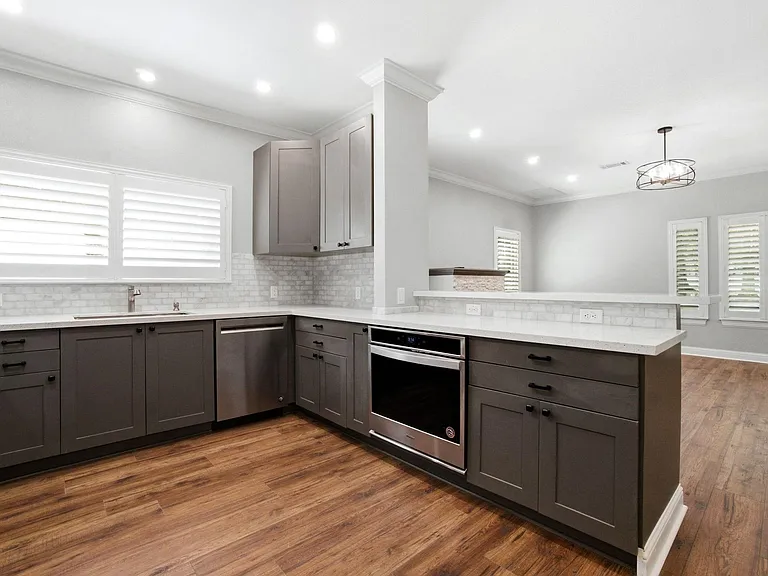 502 Louisa St — Photo 4