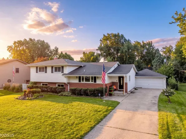 831 Sunnyside Rd, Roselle, IL 60172