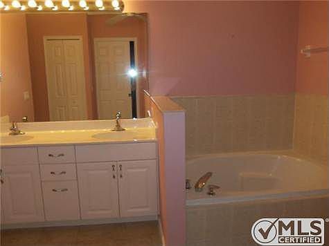 5th image of 542 NW Waverly Cir