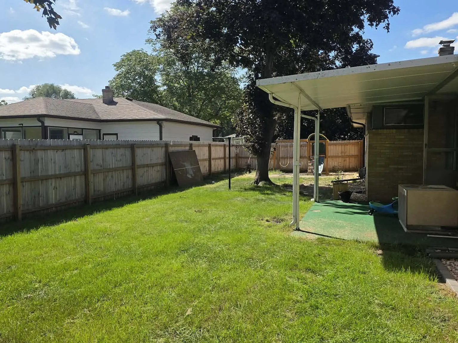 3 bed, 1.5 bath, 2362 sqft, $2,050 — Photo 2