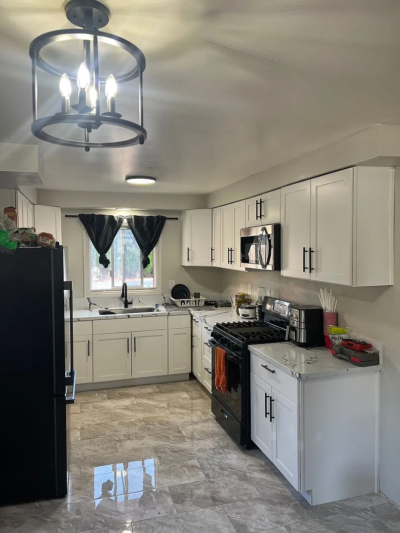 Available August 2026- 5 Bedroom With A Pool - On Mary Lane — Photo 4