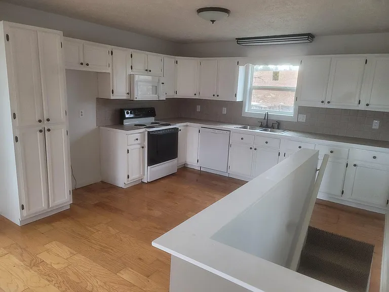 Kitchen.... appliances included