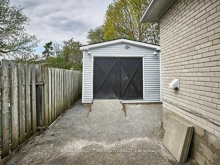 304 Palmerston Ave #MAIN — Photo 16