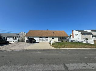 17 Hayes Rd #2, Amityville, NY 11701