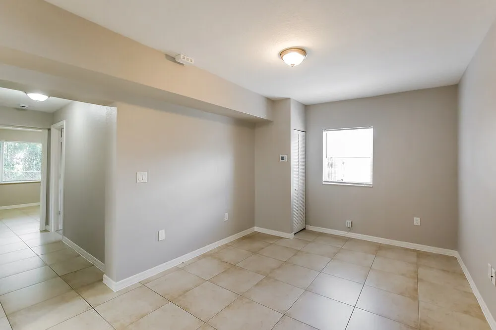3 bed, 1.0 bath, 1076 sqft, $2,210 — Photo 3