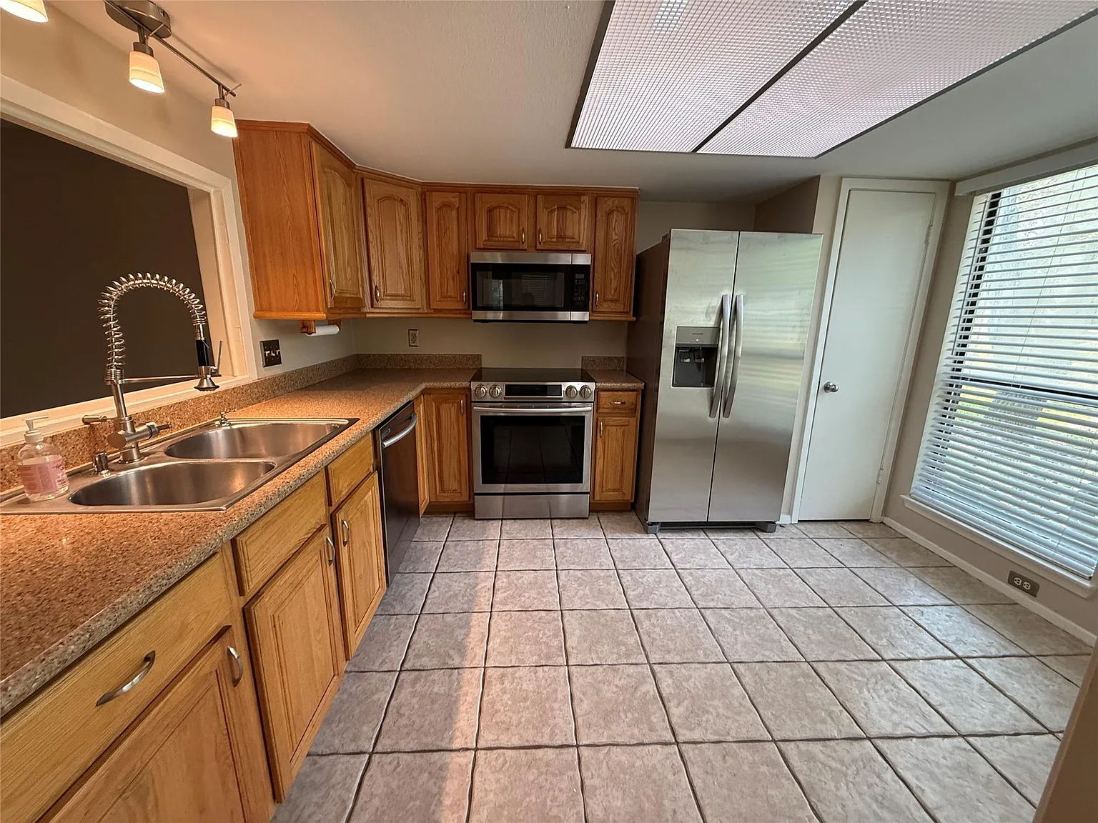 2 bed, 2.0 bath, 1784 sqft, $1,995 — Photo 4