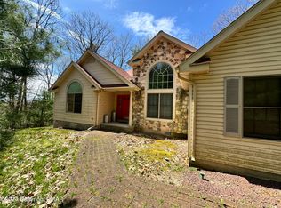 311 Firefly Ct, East Stroudsburg, PA