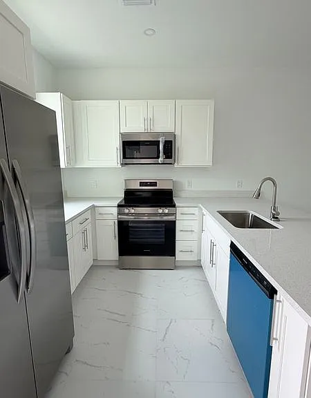 1105 Dean St E — Photo 6
