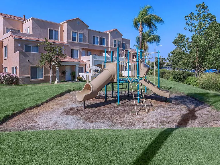 River Ranch Townhomes & Apartments — Photo 8