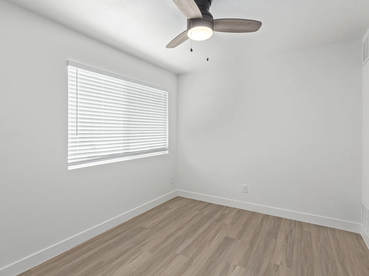 Broadway Apartments — Photo 3