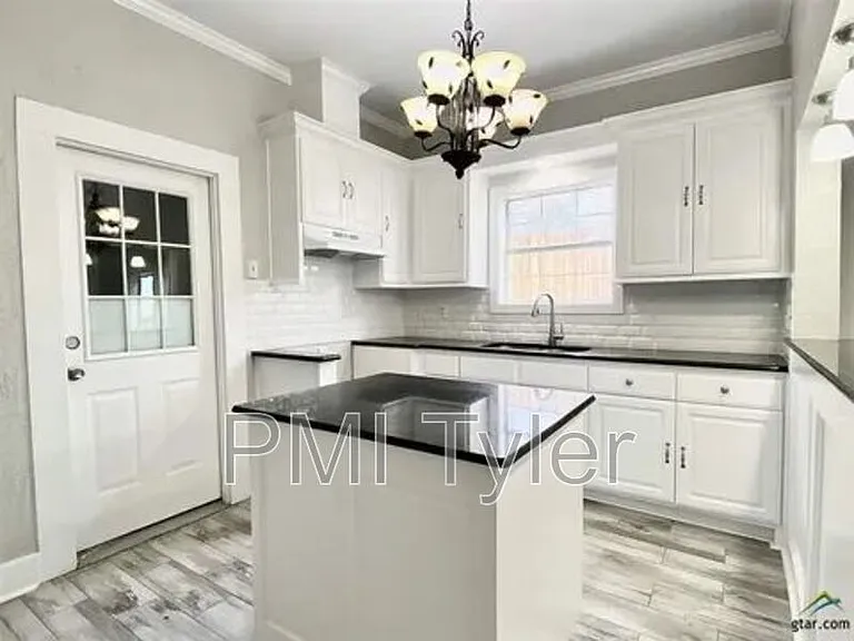 1115 S Robertson Ave — Photo 3