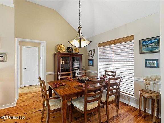 4th image of 433 Westport Way