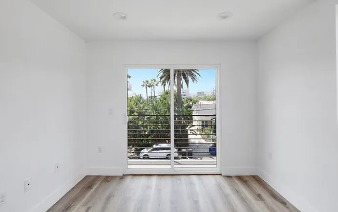 1148 N Sycamore Ave — Photo 6