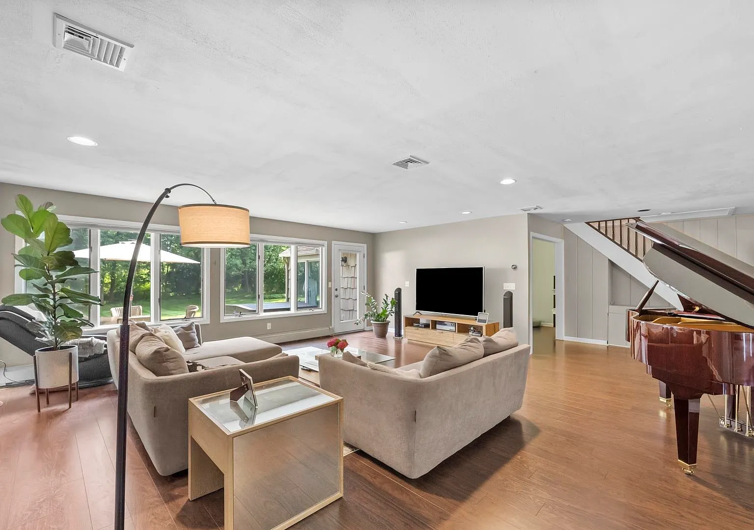 4 bed, 3.5 bath, 3498 sqft, $7,200 — Photo 1
