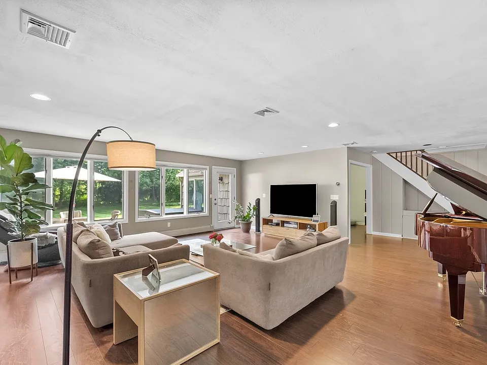 926 Norgate Dr