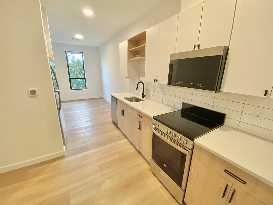 106 Howe St #506