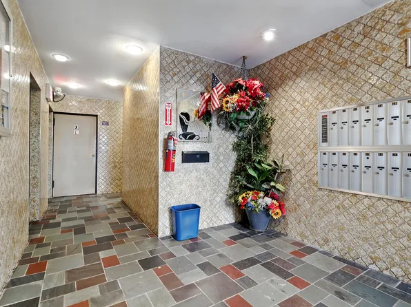 31-23 Crescent Street image 10 of 12