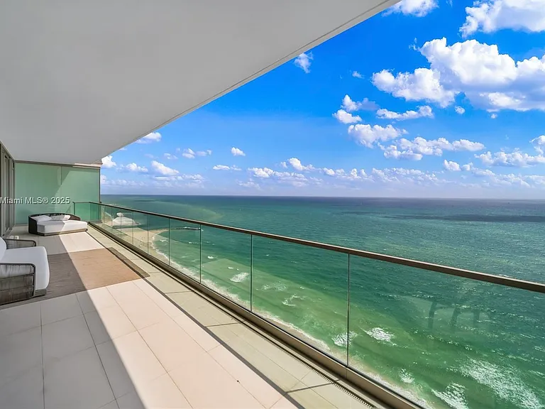 10201 Collins Ave #2516 — Photo 14
