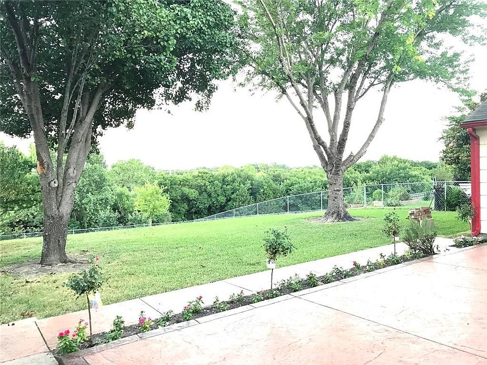 2nd image of 2030 Country Oaks Dr