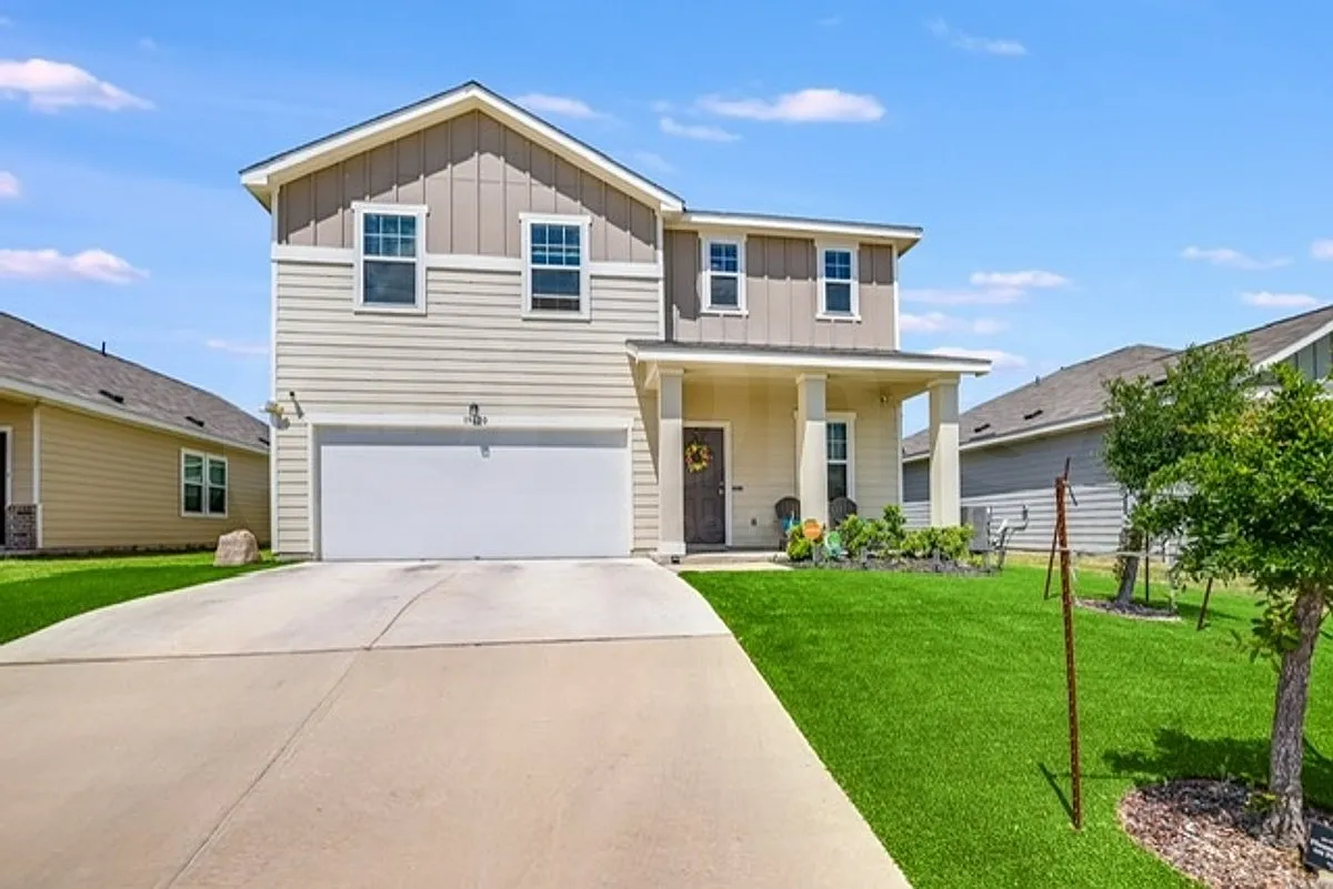 4 bed, 2.5 bath, 2338 sqft, $2,250 — Photo 1