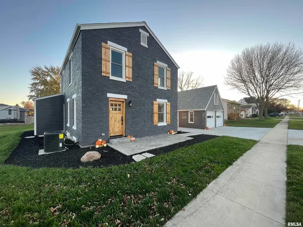 219 E 4th St, De Witt, IA 52742