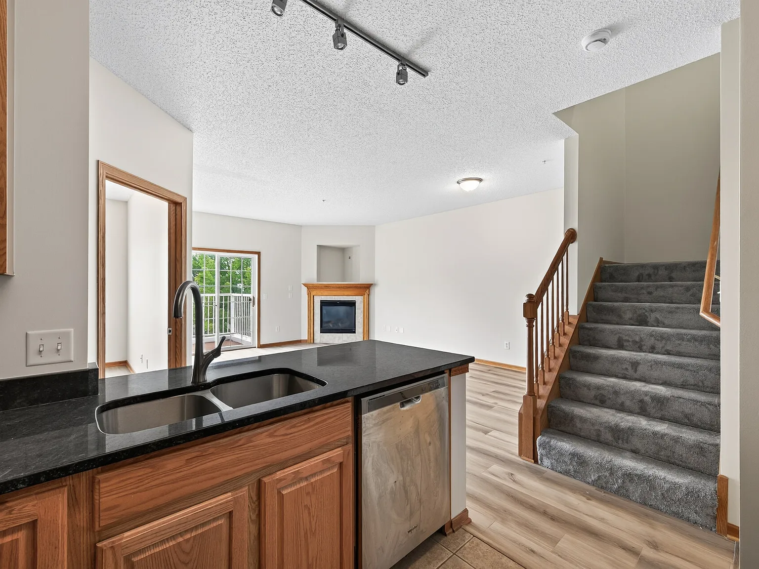 3 bed, 1600 sqft, $2,450 — Photo 3