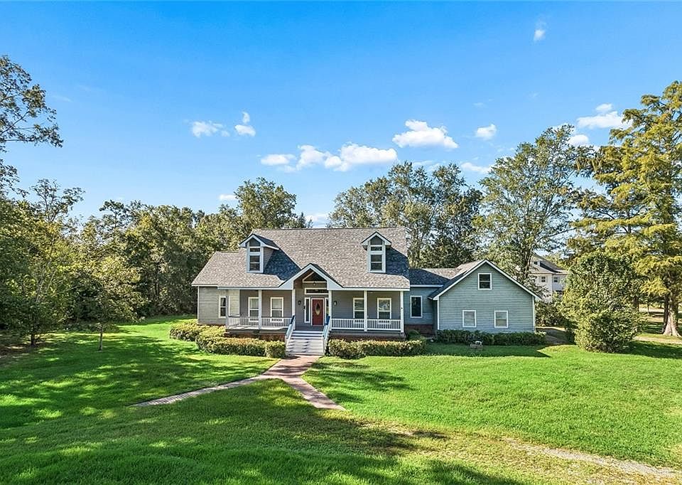 1st image of 301 Shady Oak Ln