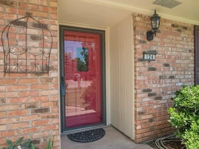 124 Napoleon Dr — Photo 2