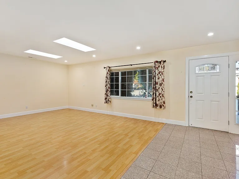 12504 Saratoga Ave — Photo 5