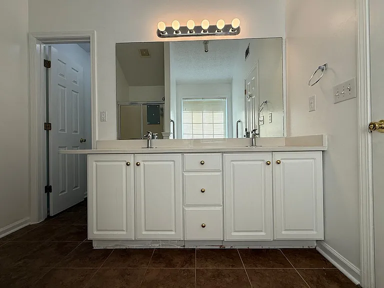 2029 Manor Oak Ln — Photo 11