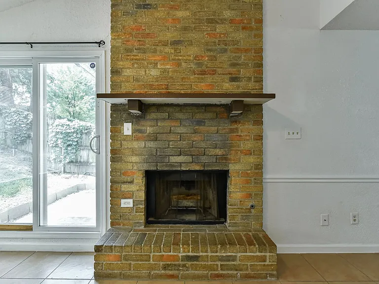 1128 Royal Crest Dr — Photo 10