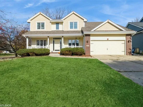 9215 Oakwood Dr, Urbandale, IA 50322