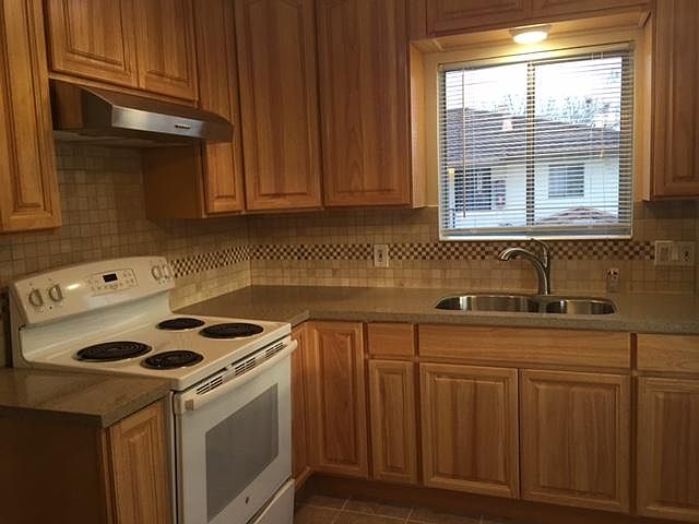 1st image of 1121 Oakmont Dr #B