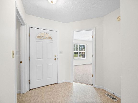 4th image of 409 E Briar St