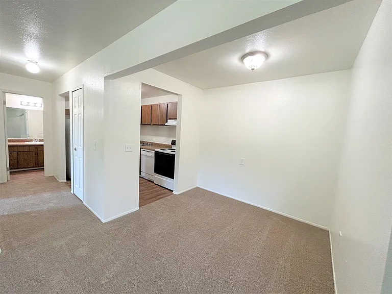 Windsor Place Apartments — Photo 32