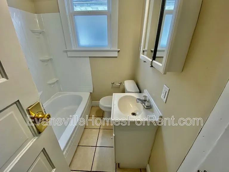 1023 Jefferson Ave — Photo 8