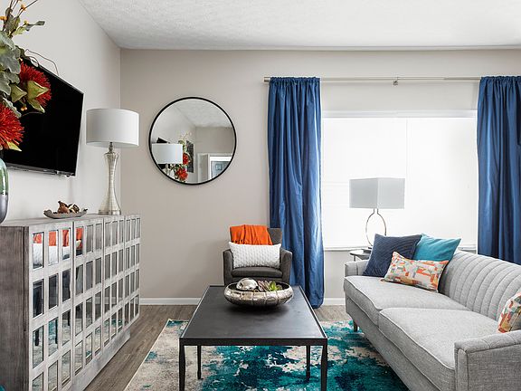 Large Living Room - The Commons at Canal Winchester