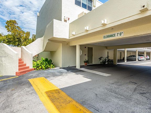 3rd image of 1655 NE 115th St APT 1B