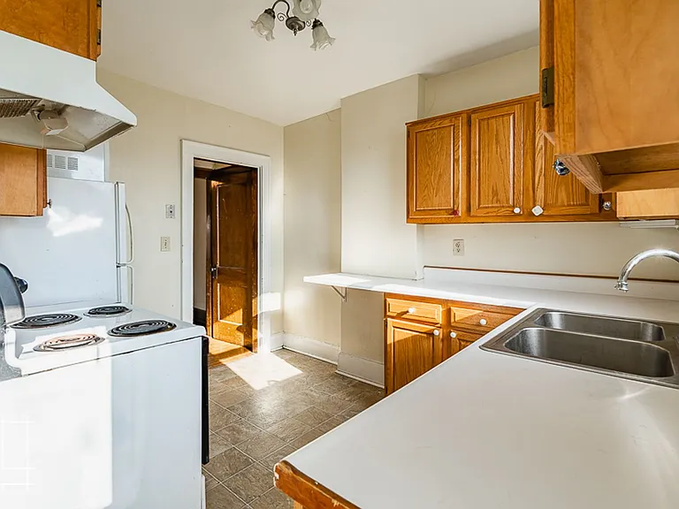 1448 Summit St — Photo 16