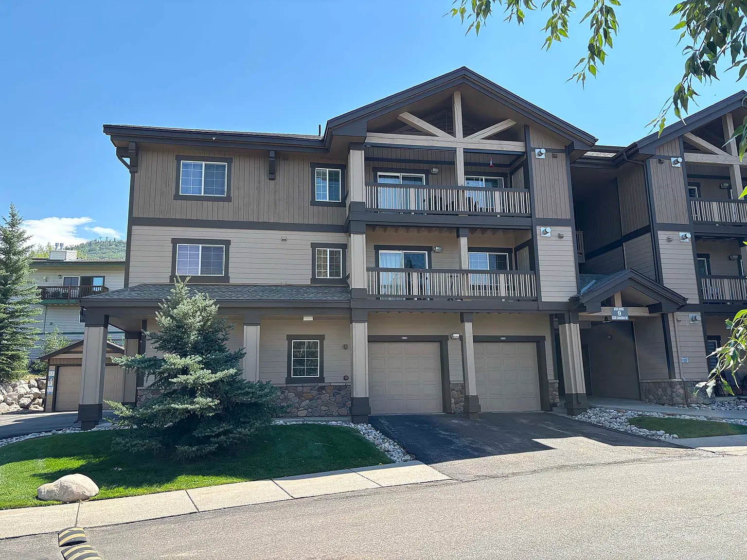 2 bed, 1060 sqft, $3,400 — Photo 1